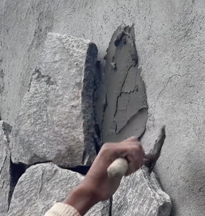 Cement plaster being applied to masonry in Aradi Socorro